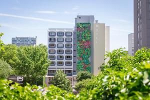 ヴィルールバンヌにあるホテル デ コングレの花の壁画のある建物