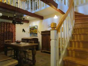 Zimmer mit einer Treppe, einem Tisch und einer Treppe in der Unterkunft Historischer Davidshof - Mit dem Rad die Nordseehalbinsel erkunden in Oldenswort