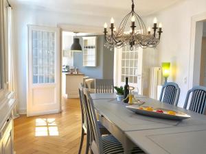 a kitchen and dining room with a table and chairs at Townhouse Solingen in Solingen