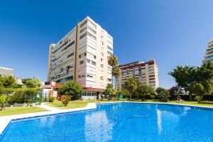 duży basen przed wysokim budynkiem w obiekcie weforyou Two Rooms Terramar Alto with Sea View w mieście Benalmádena