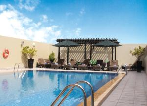 Bazén v ubytování Al Khoory Hotel Apartments Al Barsha nebo v jeho okolí