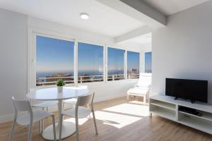 Telewizja i/lub zestaw kina domowego w obiekcie weforyou Two Rooms Terramar Alto with Sea View