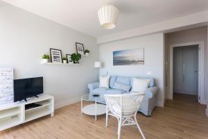 Telewizja i/lub zestaw kina domowego w obiekcie weforyou Two Rooms Terramar Alto with Sea View