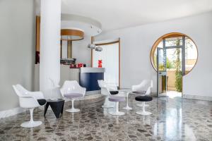 A seating area at Hotel Carosello