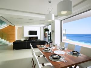 Foto da galeria de Beachfront Villa in Crete - Epavli Luxury Villa em Agia Pelagia