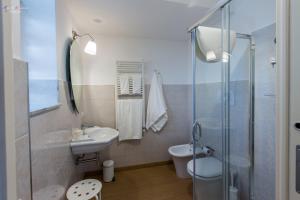 エンナにあるB&B A Casa dei Nonniのバスルーム(洗面台、トイレ、シャワー付)