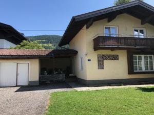 Cette grande maison dispose d'un balcon et d'une cour. dans l'établissement Appartements Unterdorfer, à Altenmarkt im Pongau