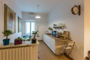kuchnia z blatem i zegarem na ścianie w obiekcie B&B A Casa dei Nonni w mieście Enna +4 zdjęcia