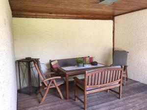 une table et une chaise dans une pièce avec une table et un banc dans l'établissement Appartements Unterdorfer, à Altenmarkt im Pongau