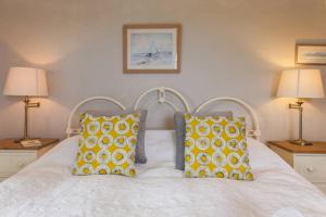 VeryanにあるMonterey Country Houseのベッドルーム(白いベッド、黄色い枕付)
