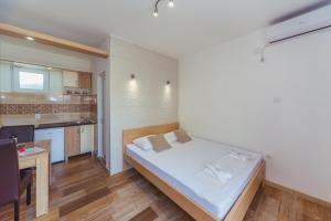 Postel nebo postele na pokoji v ubytování Apartmani "Nebo"
