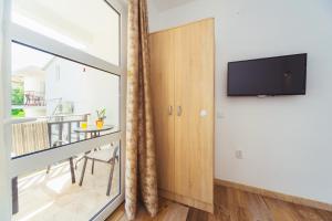 TV a/nebo společenská místnost v ubytování Apartmani "Nebo"