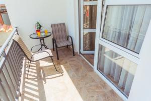 Balkón nebo terasa v ubytování Apartmani "Nebo"