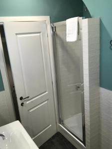 ein Badezimmer mit Dusche, Toilette und Waschbecken in der Unterkunft Residenza Roma Imperiale in Rom