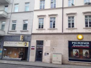 ein Gebäude an der Straßenseite in der Unterkunft Wiesbaden Apartment in Wiesbaden