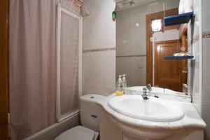 Et badeværelse på Casa Rural El Fronton + 7 billeder