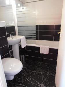 Koupelna v ubytování Hôtel de la Meuse + 37 fotografií