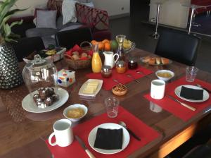 stół z czerwonymi serwetkami i jedzeniem w obiekcie Chambres d'hôtes L'Ecrit Vin w mieście Rustiques