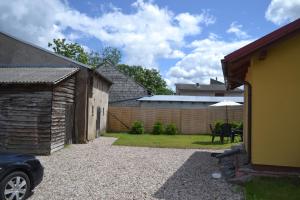 a backyard with a fence and a table and an umbrella at Dom u Ewy Bory Tucholskie in Śliwice