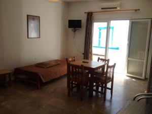 TV a/nebo společenská místnost v ubytování Creta Sun Apartments