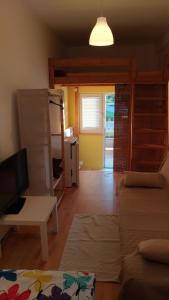 Habitación con 1 dormitorio con literas y TV. en B&B Veber, en Bilje