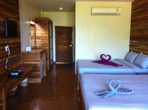 Televiisor ja/või meelelahutuskeskus majutusasutuses The Cinnamon & SaphanSufan Resort Kohmak