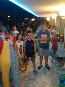 un groupe de jeunes enfants debout dans une foule dans l'établissement Hotel Adria, à Bellaria-Igea Marina