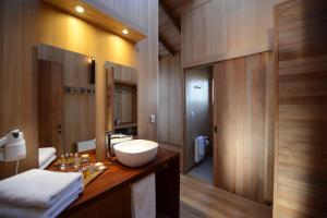 Un baño con un lavabo blanco y un espejo. en Sizigia, en Castro