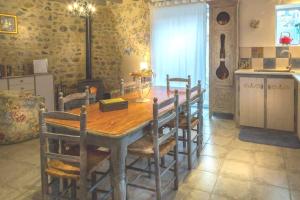 Champeix的住宿－La Champillaumiere，一间带木桌和椅子的用餐室
