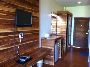 TV a/nebo společenská místnost v ubytování The Cinnamon & SaphanSufan Resort Kohmak