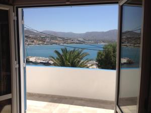 - un balcon offrant une vue sur l'eau dans l'établissement Creta Sun Apartments, à Makry Gialos
