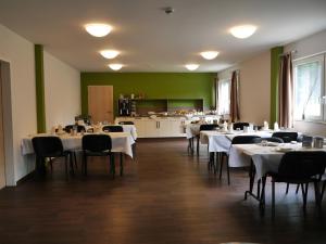 Ein Restaurant oder anderes Speiselokal in der Unterkunft Ruhrstadtarena Hotel 
