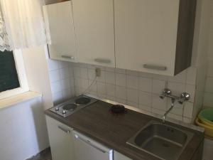 Kuchyň nebo kuchyňský kout v ubytování Studio Apartment Tomislava