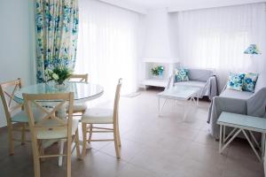 A seating area at Villa Kiza Apartments