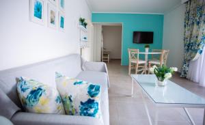 - un salon avec un canapé et une table dans l'établissement Villa Kiza Apartments, à Agia Triada