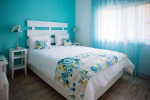A bed or beds in a room at Villa Kiza Apartments