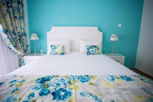A bed or beds in a room at Villa Kiza Apartments