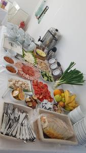 uma mesa com muitos tipos diferentes de alimentos sobre ele em Casuta Din Padure em Drăguş