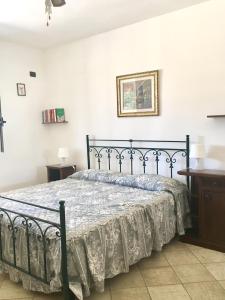 レウカにあるCasa Anter Santa Maria di Leucaのベッドルーム(ブラックベッド、毛布付)