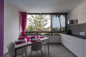 Η κουζίνα ή μικρή κουζίνα στο Apartamentos Karma