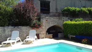Bazén v ubytování Grange Voutée avec jardin nebo v jeho okolí