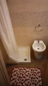 NovoliにあるSalento's Casettinaのバスルーム(バスタブ、トイレ、シンク付)