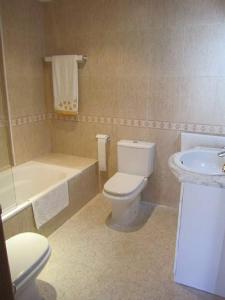 een badkamer met een toilet, een bad en een wastafel bij La Rambleta in L'Ametlla de Mar