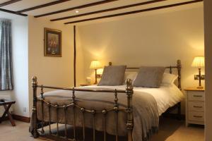sypialnia z łóżkiem z 2 poduszkami w obiekcie The Eagle House Hotel w mieście Launceston