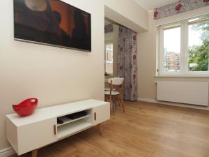 Uma televisão e/ou sistema de entretenimento em Grand Tourist Simple Rest Apartments