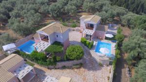 een luchtzicht op een huis met een zwembad bij Harmony Villas in Lygia