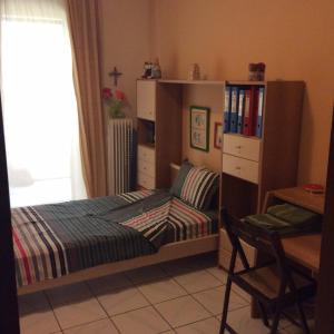 a small bedroom with a bunk bed and a desk at Filyra Homestay (Όμορφο δωμάτιο σε σπίτι) in Athens
