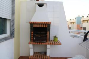 アルマカオ・デ・ペラにあるApartamento do Mar - Golden Sandの家のバルコニーに暖炉