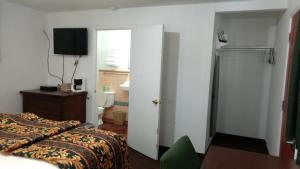 Postel nebo postele na pokoji v ubytování Budget Inn Hamilton