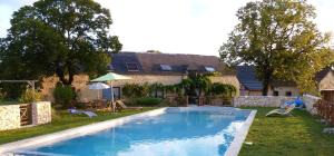 a swimming pool in the yard of a house at Aux fontaines d'Eyvigues in Eyvignes-et-Eybènes